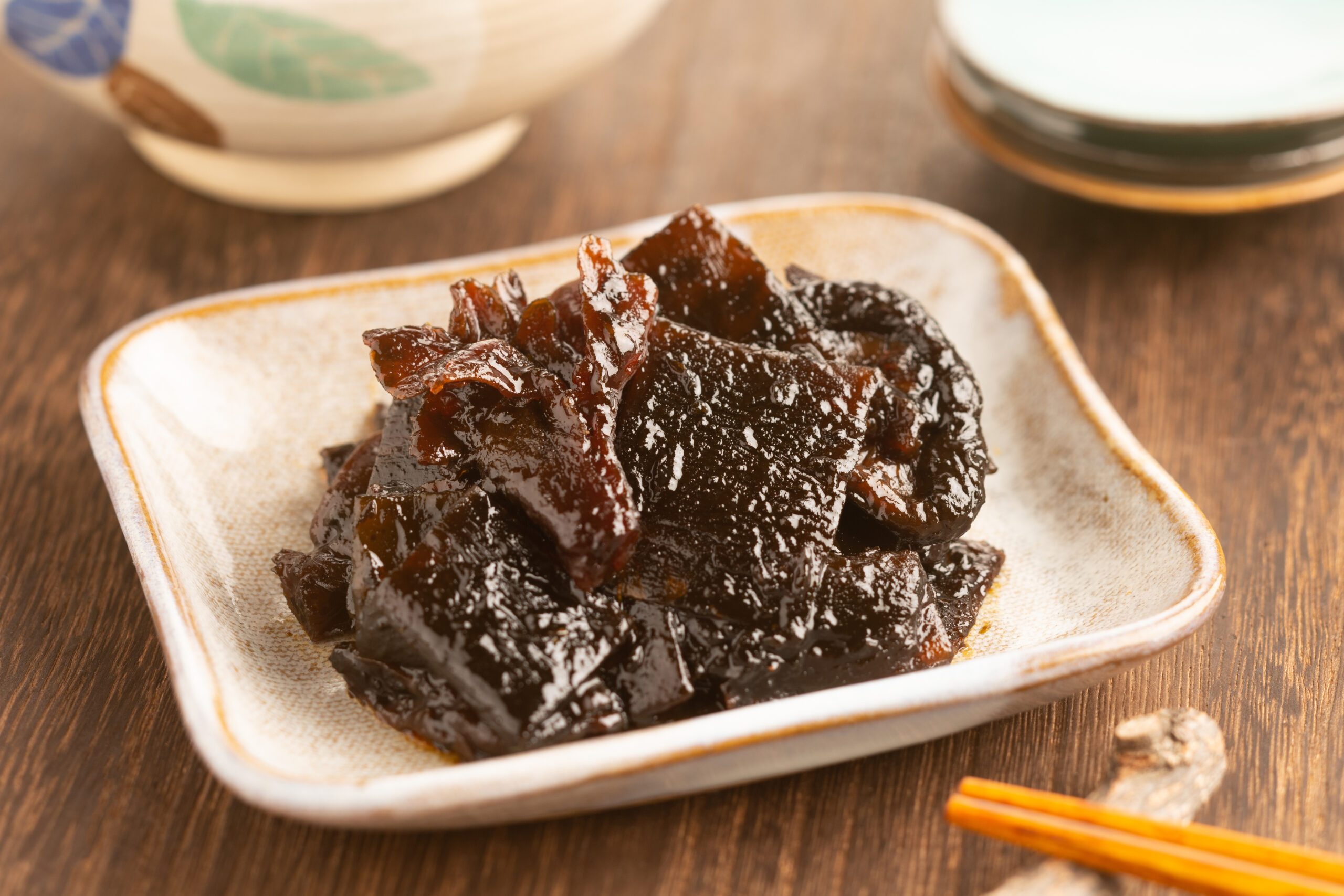昆布やきのこの具材が見える黒舞昆の盛り付け